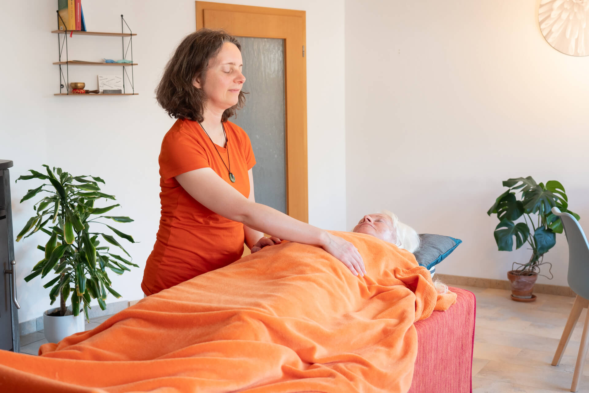 Kristina Dix bei der Reiki-Behandlung