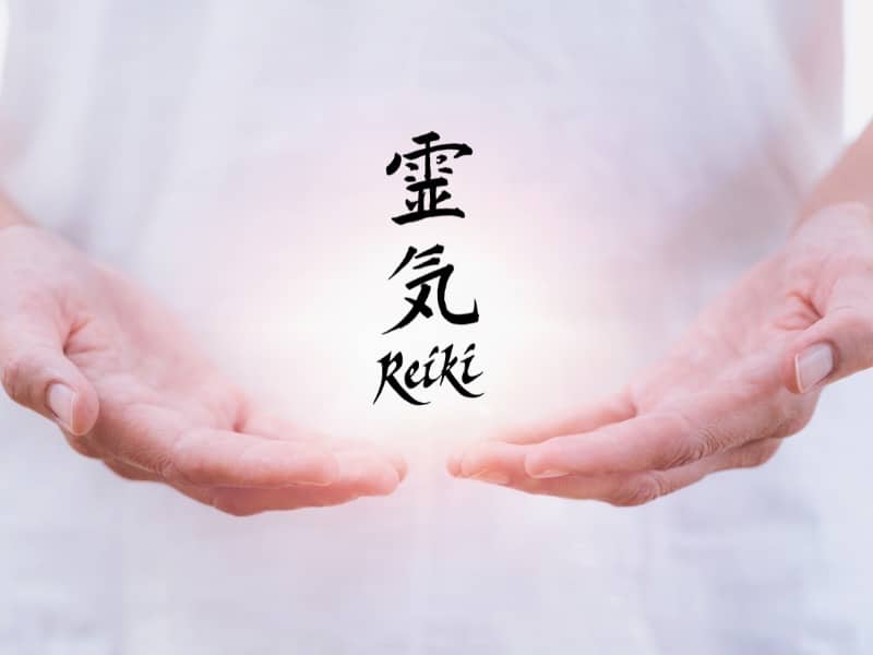Reiki-Schriftzeichen und Hände für die Fernanwendung